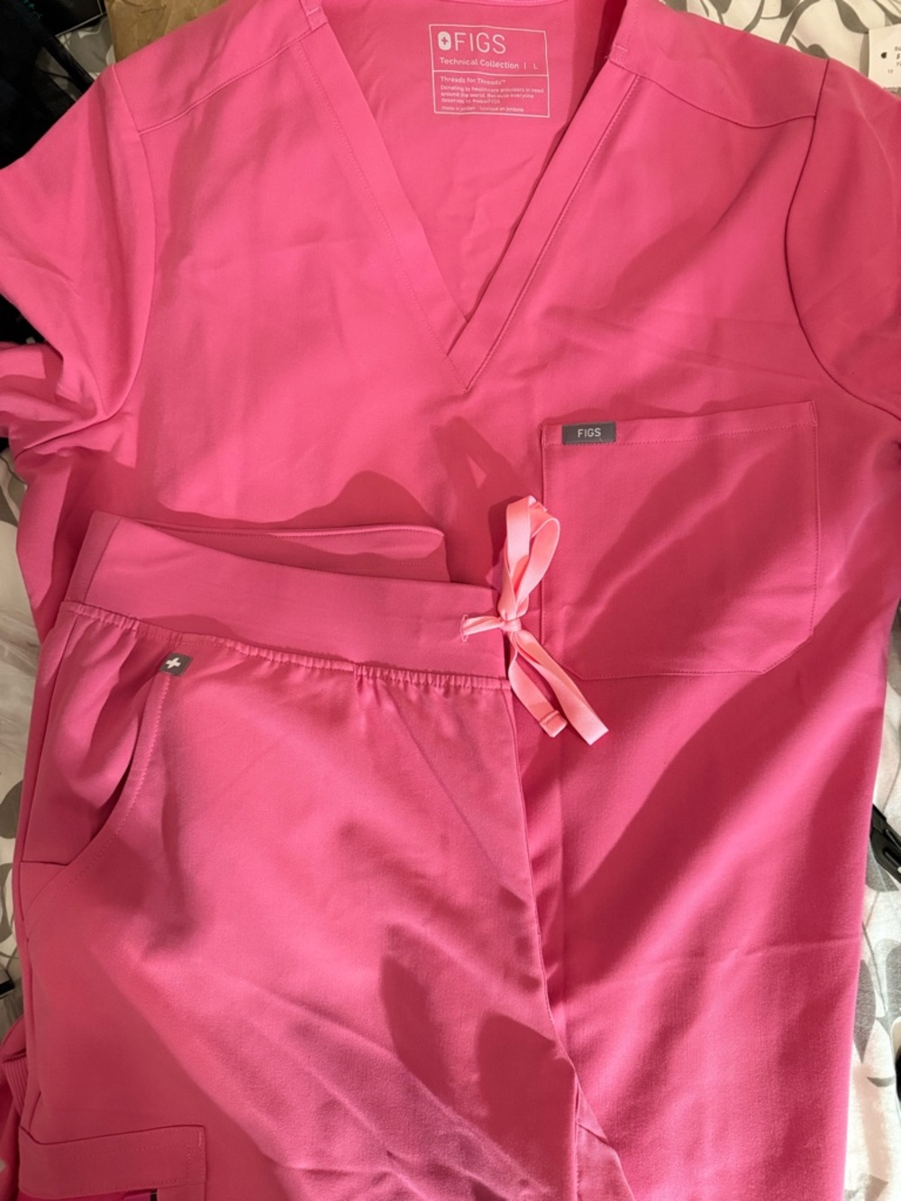 Figs F’ING Pink Catarina 1 pocket scrub top & Jogger scrub pants size Large - Picture 2 of 12